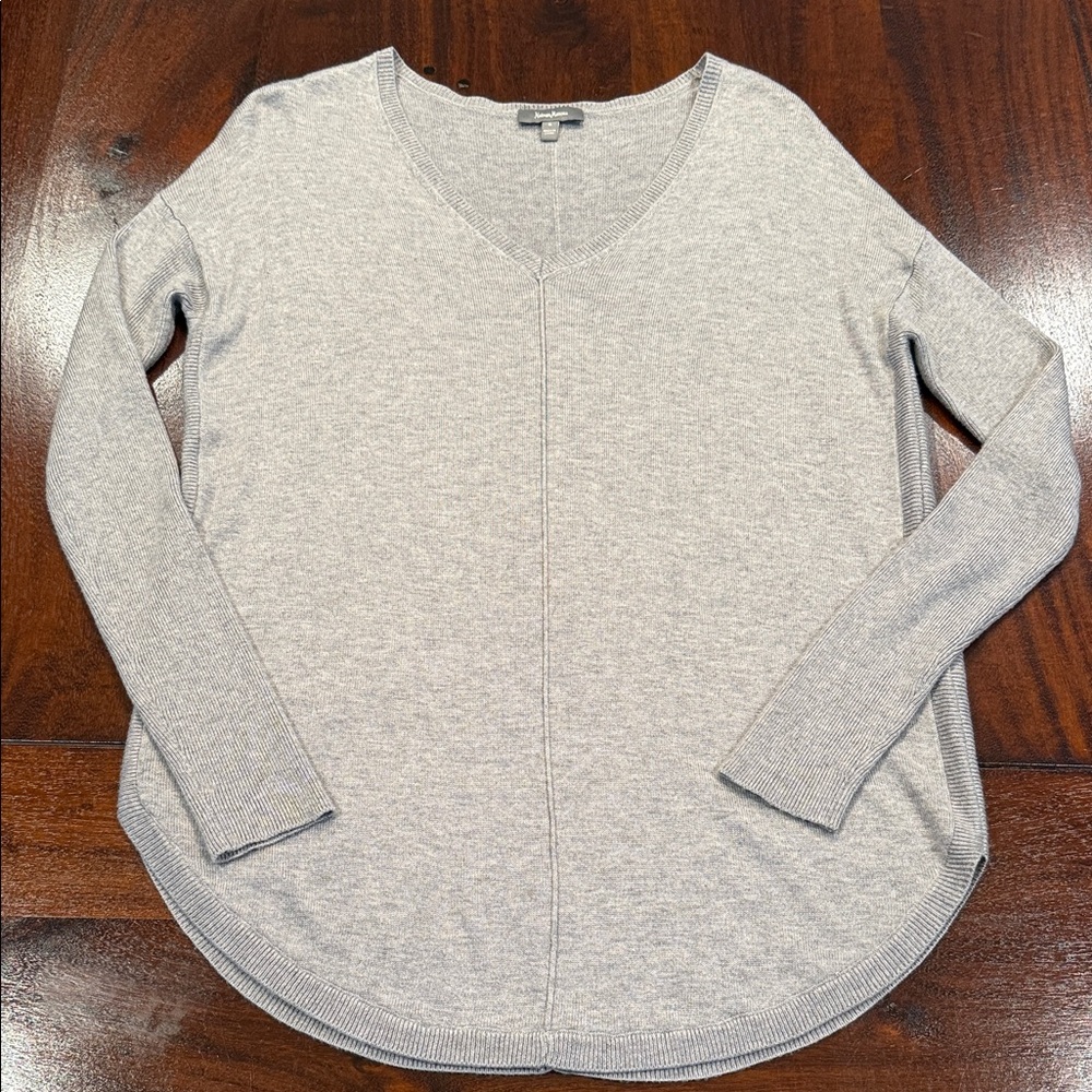 NEIMAN MARCUS gray cashmere blend v-neck sweater